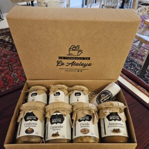 Caja Atalaya con platos tradicionales elaborados en la cocina de La Atalaya de Mayte