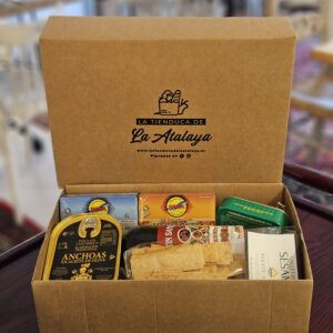 Caja Piquío con productos de Cantabria para aperitivo gourmet