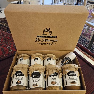 Caja Atalaya con platos tradicionales elaborados en la cocina de La Atalaya de Mayte