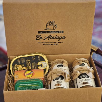 Caja Magdalena con productos de Cantabria y platos tradicionales de La Atalaya de Mayte